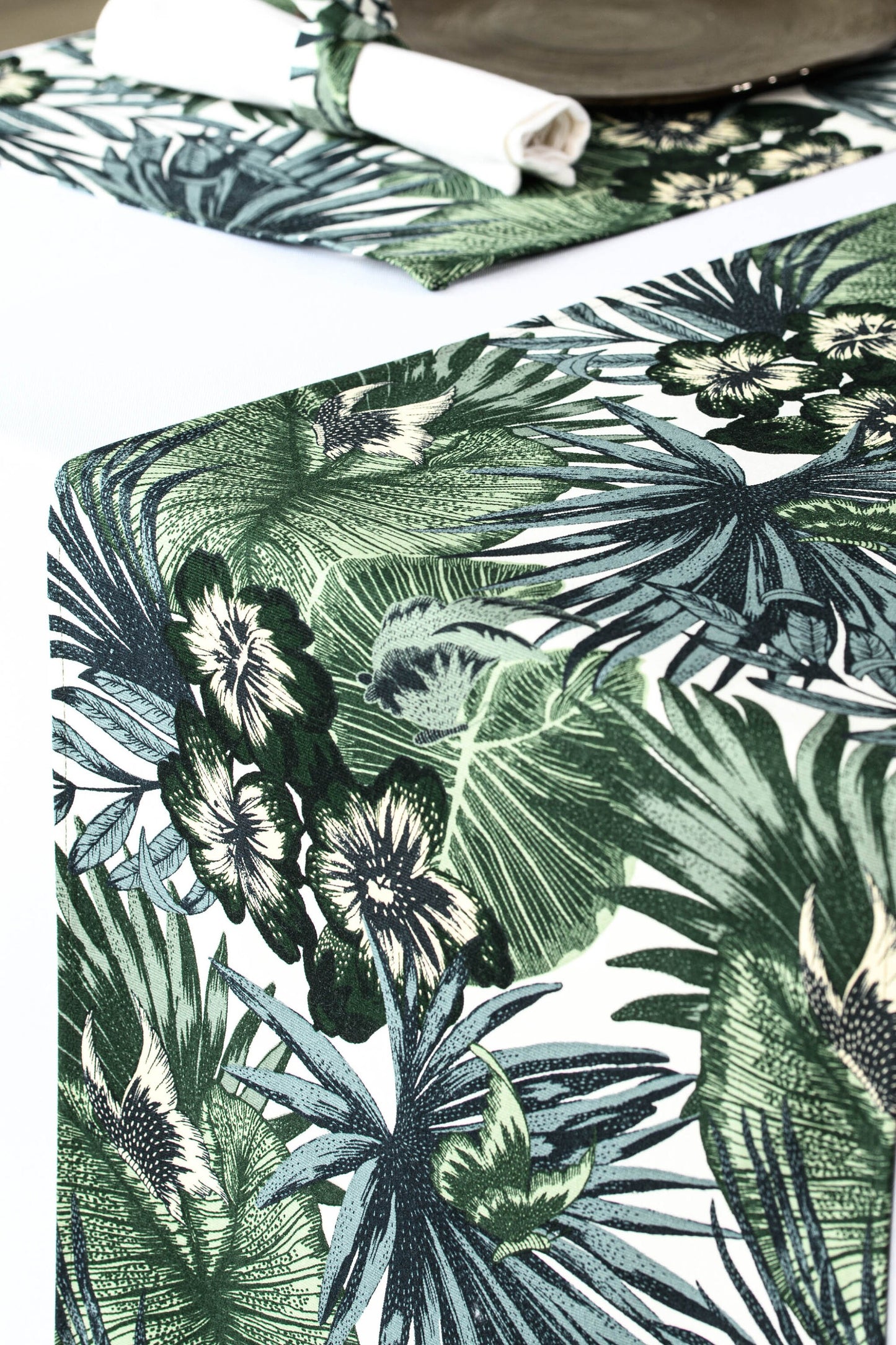 Water lilies table runner, Green table runner with pond lilies, Botanical table centrepiece, Tropical table runner, Lotus lilies gift idea