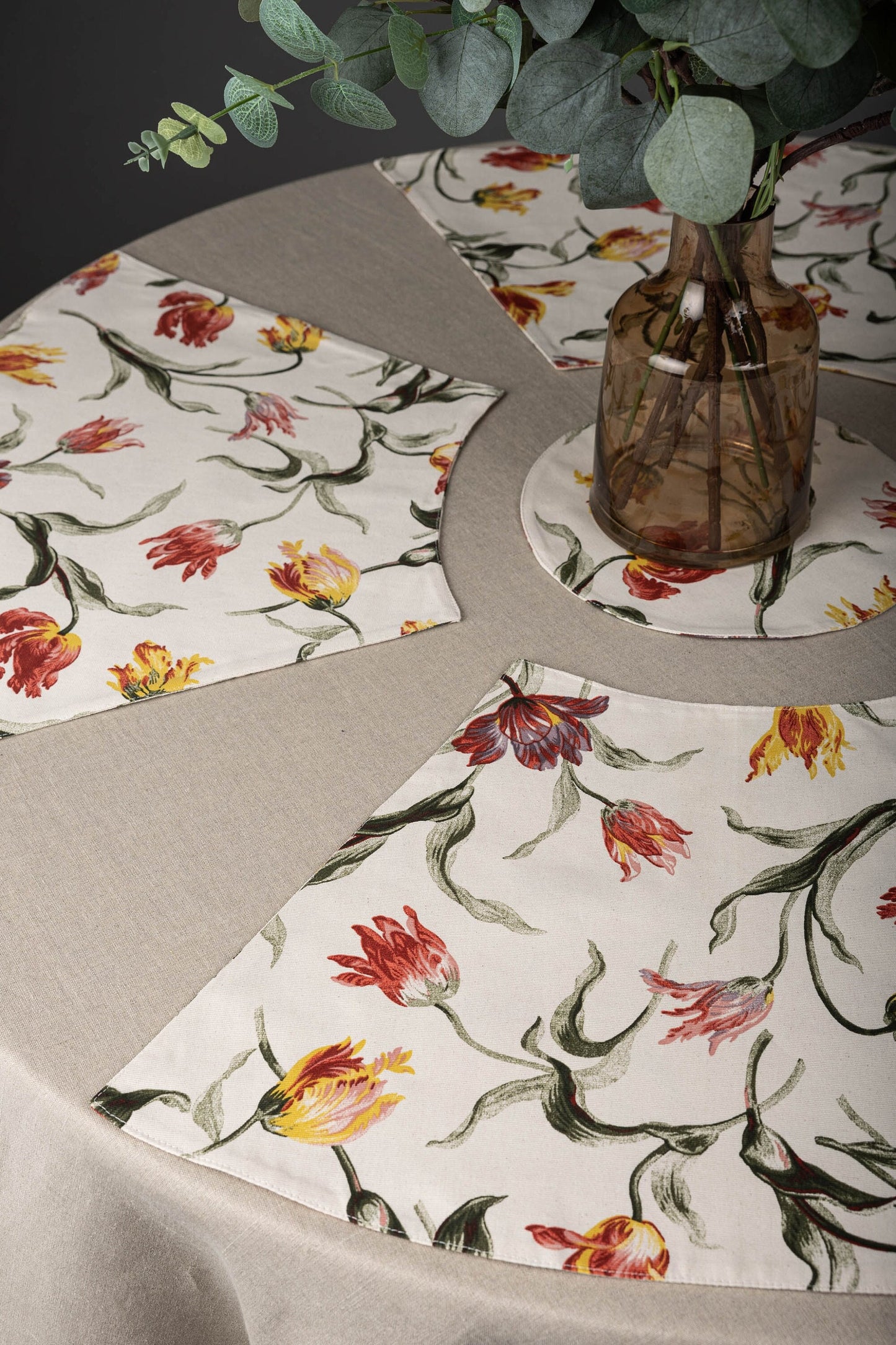 Tulip placemat set for round table, Reversible wedge floral placemat, Tulip table decorations, Tulip print table mats, Tulip gift idea