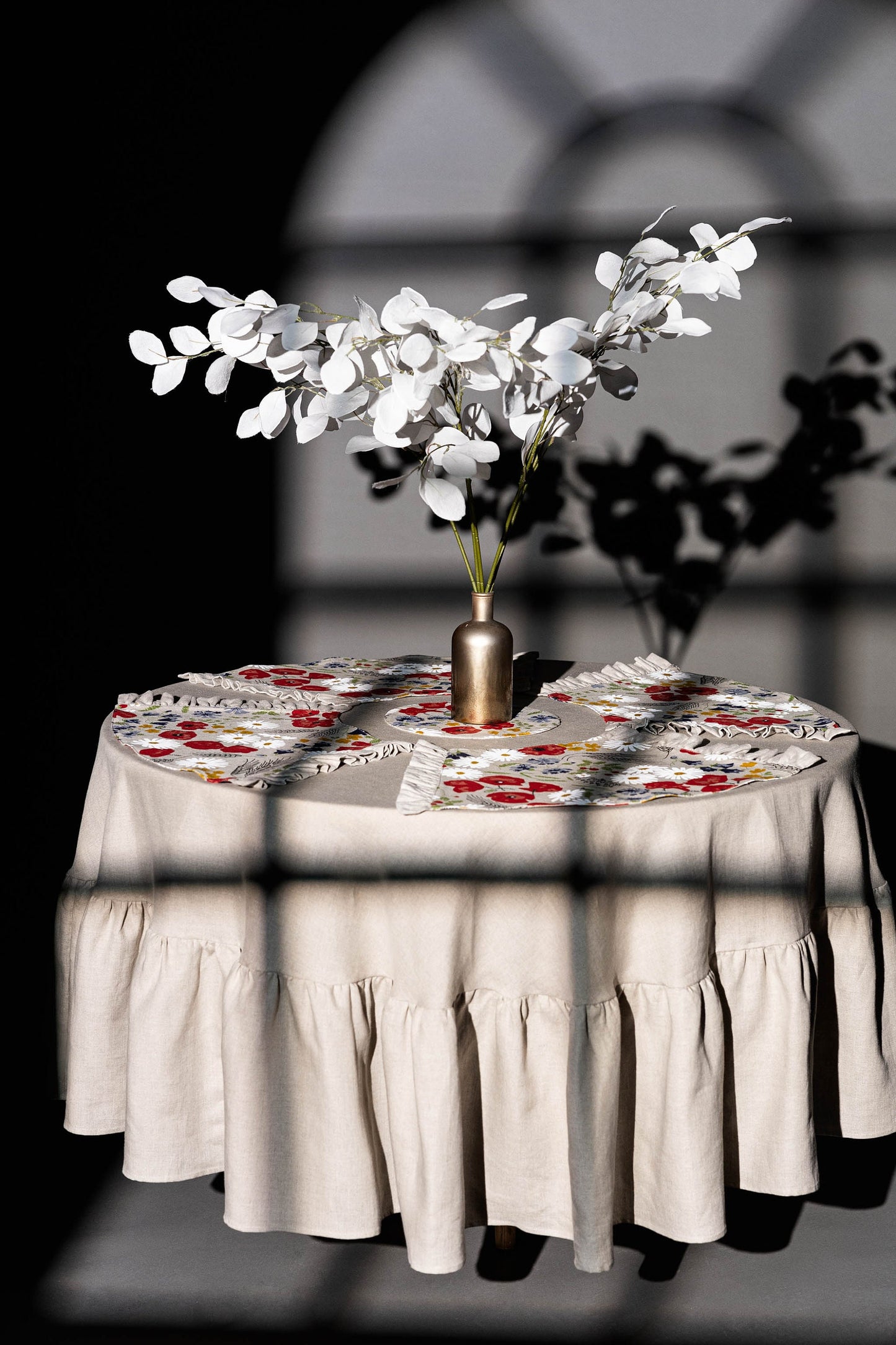 Floral wedge placemat set for round table, Poppy flower double layered mats with ruffle, Rustic table decoration, Elegant linen table topper
