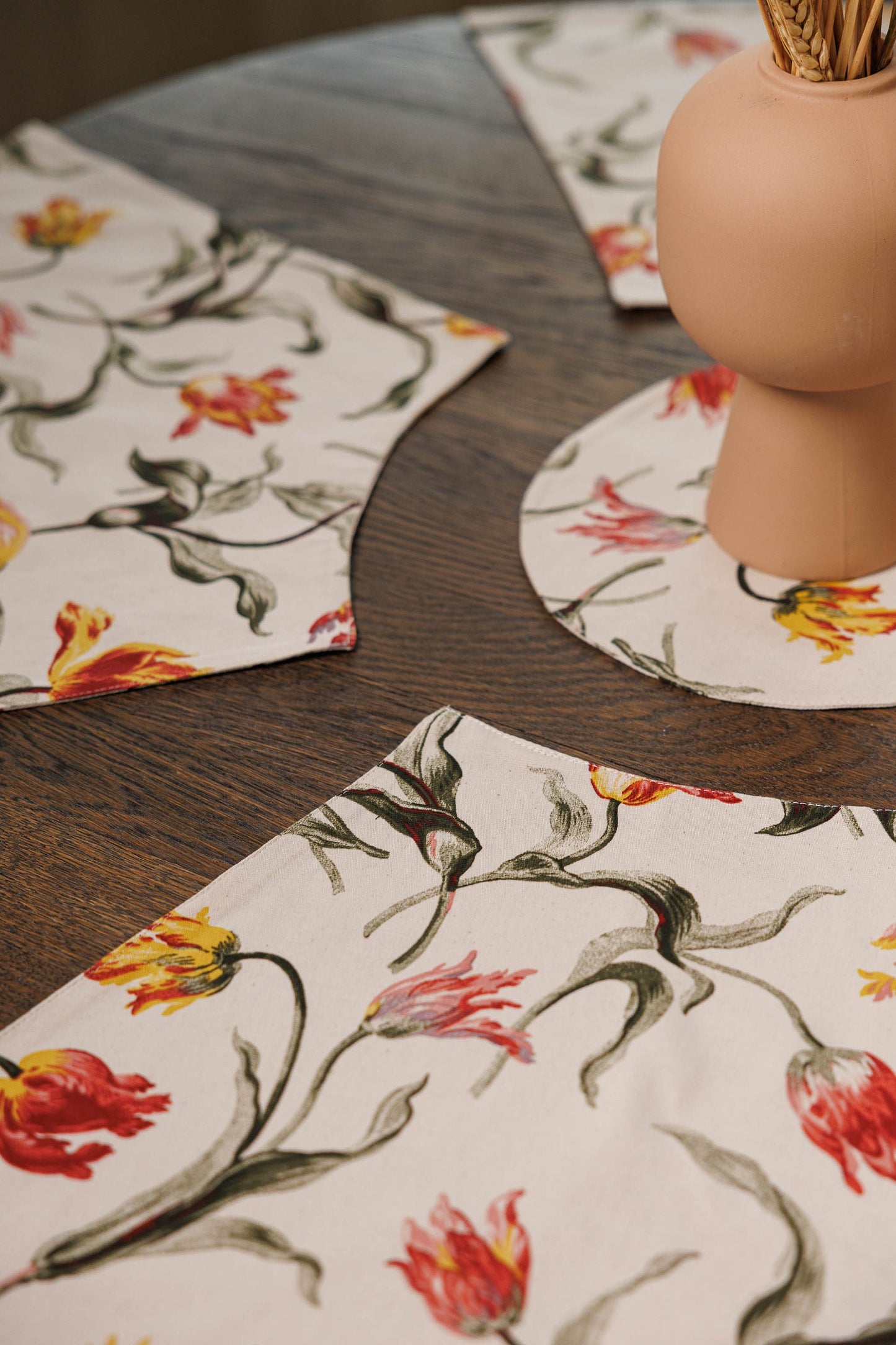 Tulip placemat set for round table, Reversible wedge floral placemat, Tulip table decorations, Tulip print table mats, Tulip gift idea