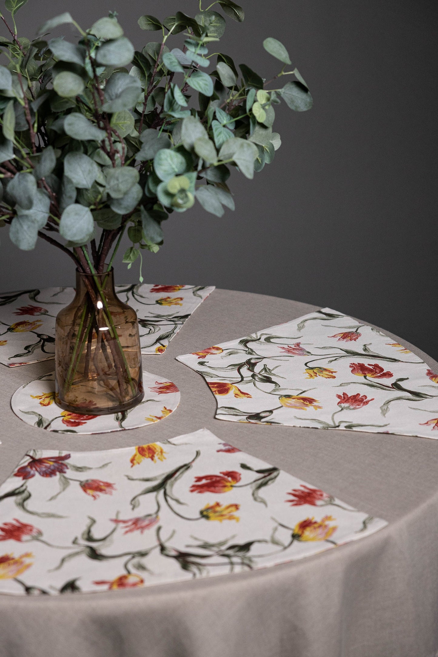 Tulip placemat set for round table, Reversible wedge floral placemat, Tulip table decorations, Tulip print table mats, Tulip gift idea