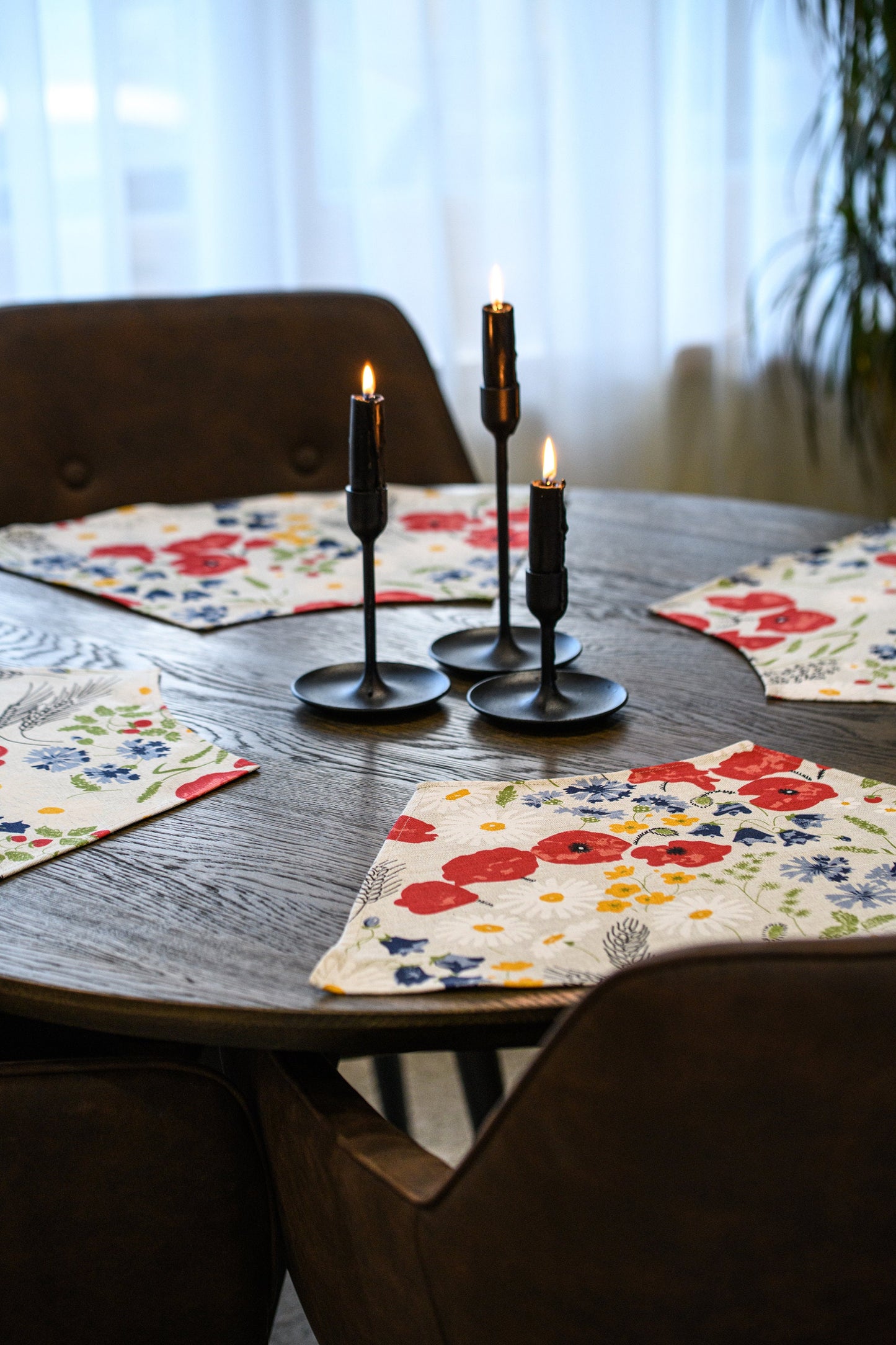 Round two sided table placemats, Floral placemats for round table, Wedge shaped placemat set, Poppy table décor, Country round table toppers