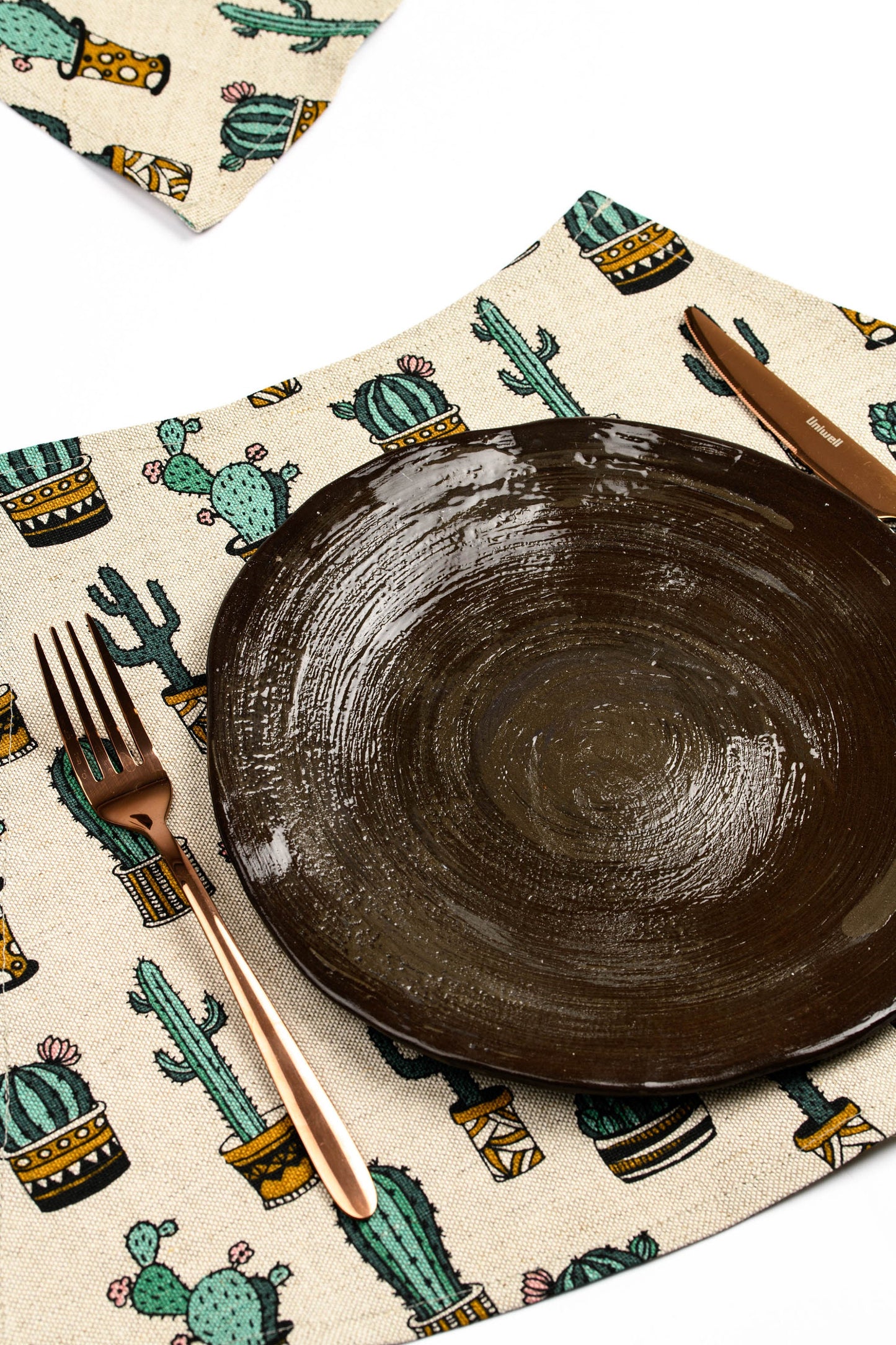 Cactus placemats for round table