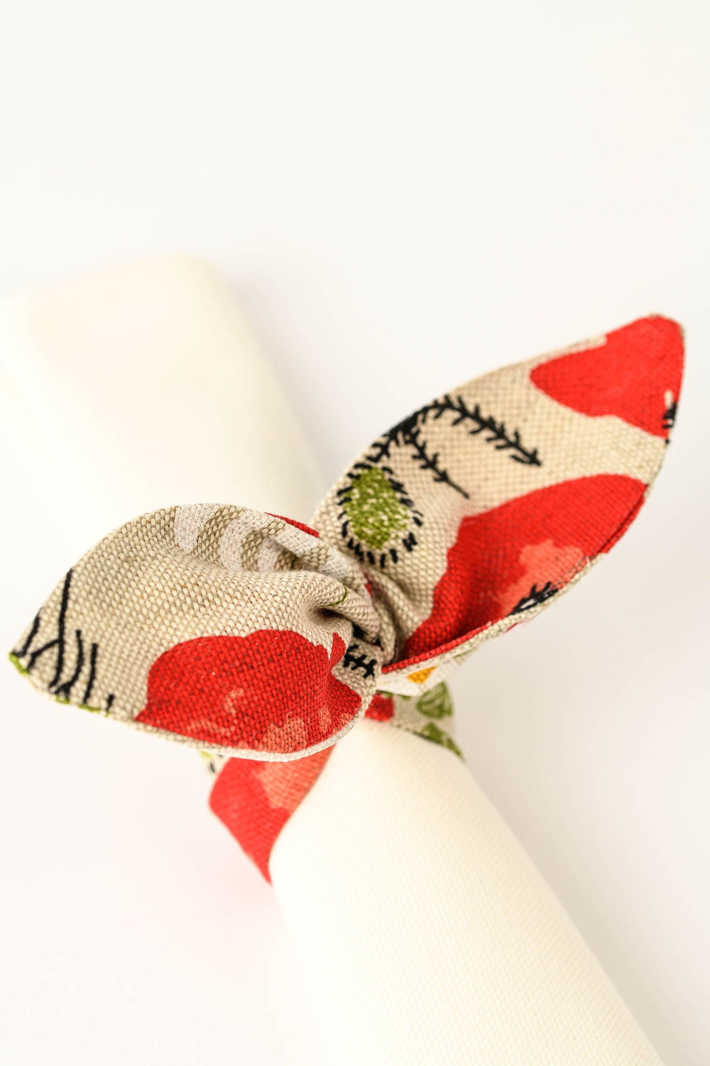 Napkin ring with poppy flowers, Reusable fabric cloth holder, Cute napkin ring with flowers, Floral napkin ring, Adjustable serviette ring