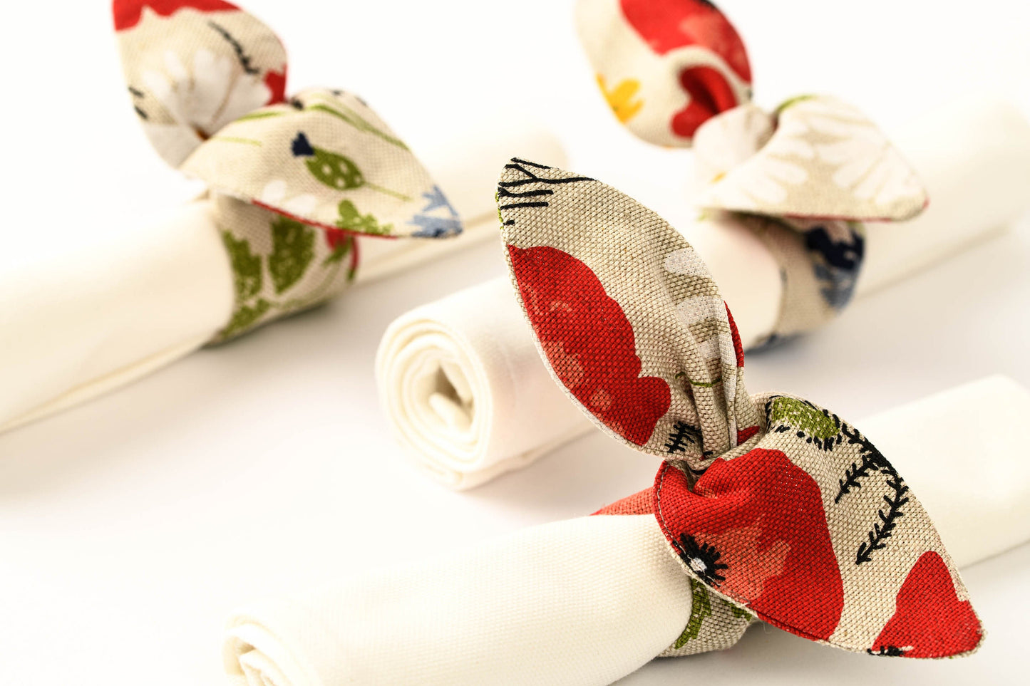 Napkin ring with poppy flowers, Reusable fabric cloth holder, Cute napkin ring with flowers, Floral napkin ring, Adjustable serviette ring