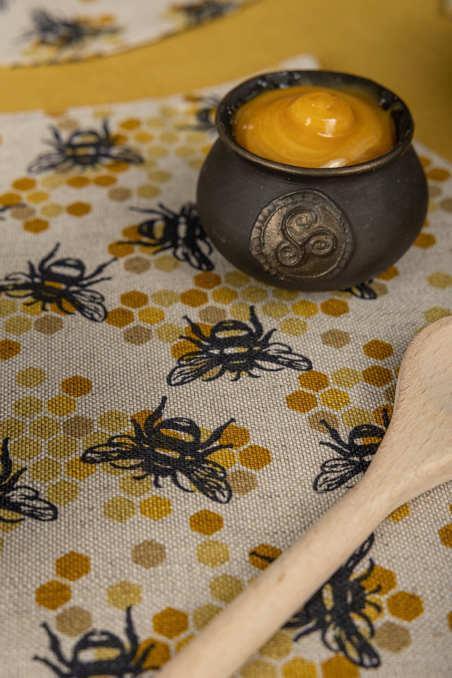 Honeybee placemat set for round table, Bumblebee reversible mats, Busy bees linen toppers, Honeycomb linen placemat set, Gift for bee fan