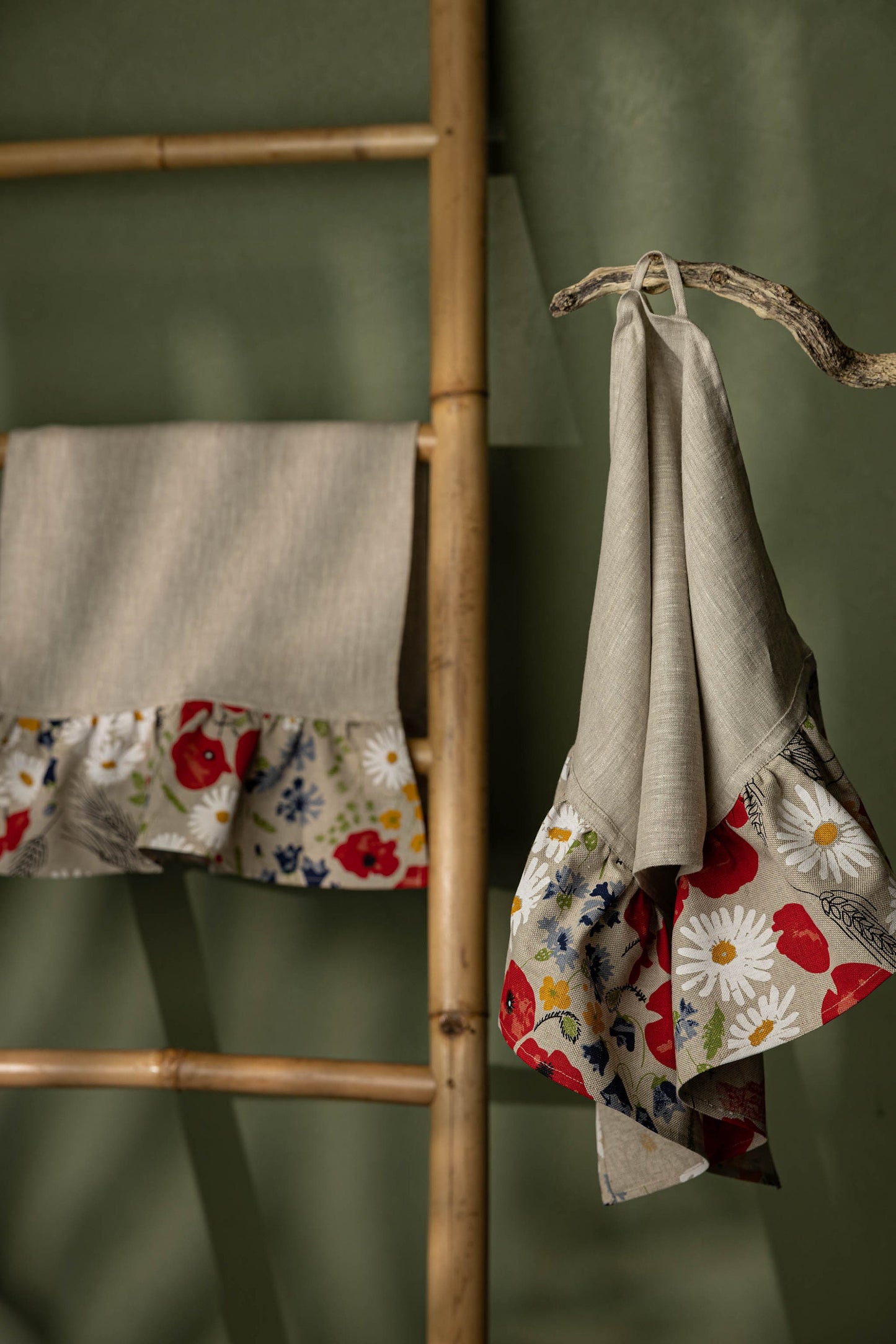 Kitchen towel set with poppy flower, Floral linen tea towel, Wildflower dish towel with ruffles