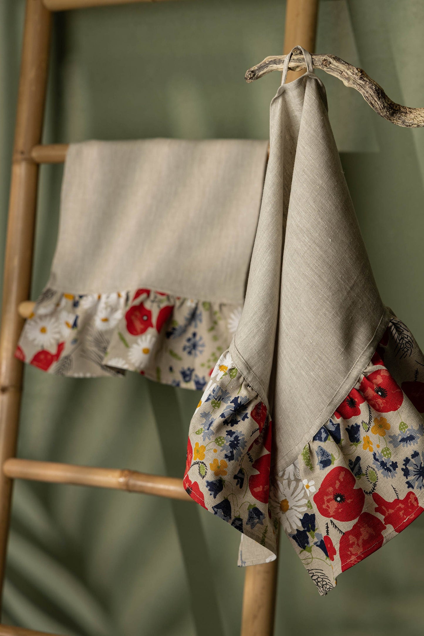 Kitchen towel set with poppy flower, Floral linen tea towel, Wildflower dish towel with ruffles